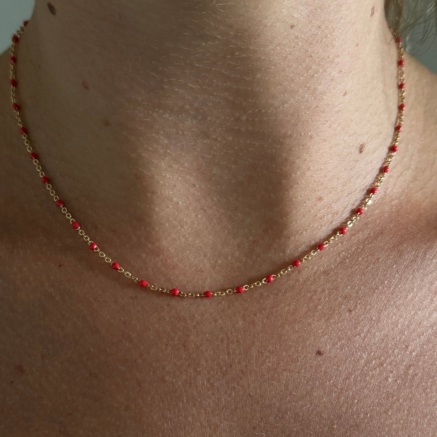 red daisy necklace