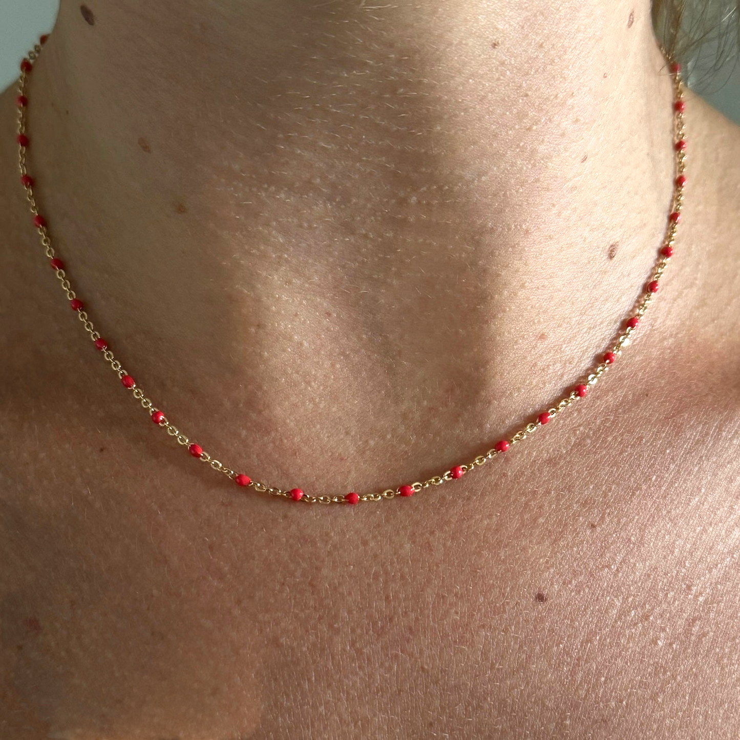 red daisy necklace
