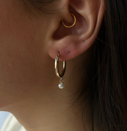 pearl hoops (19mm)