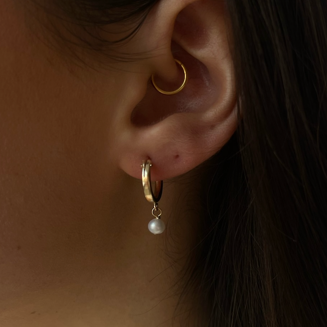 pearl mini hoops (13mm)