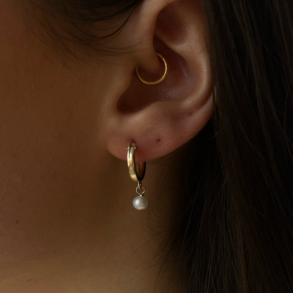 pearl mini hoops (13mm)
