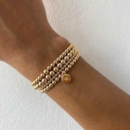 pile de quatre bracelets juno avec initiales anglaises anciennes (3+4+4+5mm)